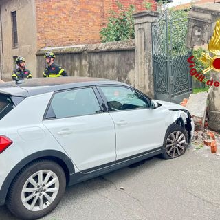 Auto abbatte il pilastro di una cancellata