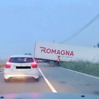 Rimorchio sulla carreggiata: mattina di passione per gli automobilisti