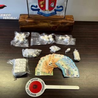 In casa mezzo chilo di hashish e tre etti e mezzo di coca: arrestato un 25enne