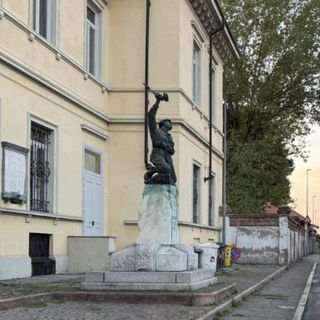 L'esterno della scuola elementare De Amicis