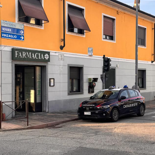 Entra in farmacia per rubare i cosmetici e spintona il direttore: denunciato per un 20enne