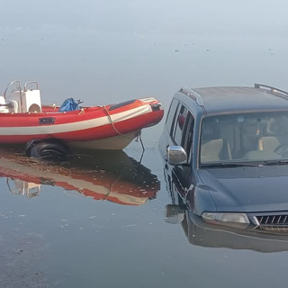 Sfiorata la tragedia a Viverone, jeep nel lago con il gommone. Il racconto: “Salvo per un soffio”