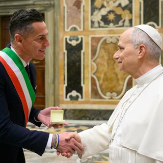 La riproduzione del rosone di Sant'Andrea offerta a Papa Leone