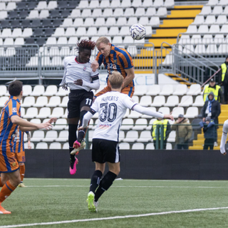 Il colpo di testa di A. Sow  parato da Gori(f. Devecchi)