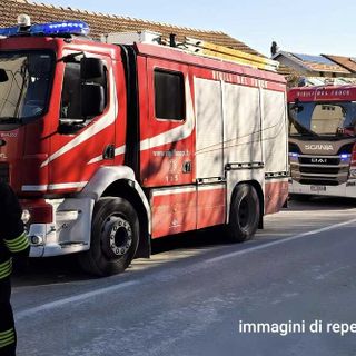 Incendio in casa, tre persone in ospedale per accertamenti