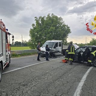 Vercelli, scontro tra auto e furgone: conducenti in ospedale