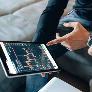 Cos'è il trading e come funziona: guida pratica per chi vuole capire i mercati finanziari nel 2026