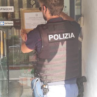 Irregolare sul territorio si scaglia contro gli agenti durante un controllo: arrestato. Chiuso per 20 giorni il locale dell'aggressione
