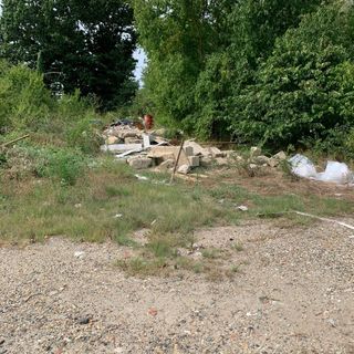 Piazzale trasformato in discarica: interrogazione del Pd