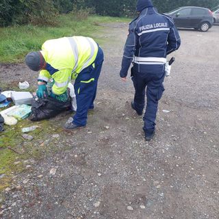 Rifiuti abbandonati: cinque multe in un solo giorno nell'area di corso Novara