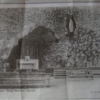 La grotta a grandezza naturale di Lourdes, nel cortile dei salesiani negli anni Trenta, immortalata da Masoero