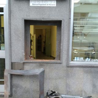 Danni ingenti alla banca, ma i ladri restano a bocca asciutta