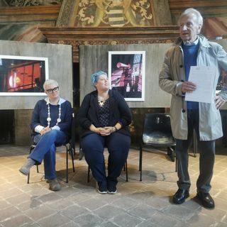 Paola Carello e Nicoletta Quintini di Libriamoci a Vercelli e il presidente del Leone, Gianni Mentigazzi