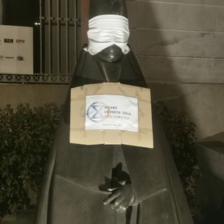 Scientist Rebellion, la campagna anche a Vercelli: bendata la statua del Grande Cardinale