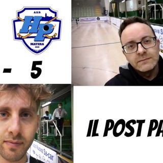 In alto a destra, l'allenatore di Engas Hockey Vercelli, Sergi Punset. In basso a sinistra, Matteo Brusa, in rete contro il Matera.