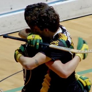 Cosimo Mattugini (a destra) abbraccia un compagno dopo aver segnato il 1-2 (immagine tratta dallo streaming live di FISRTV)