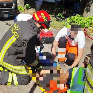 Scontro tra auto e moto: ferito un centauro