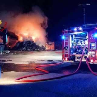 Albano, fiamme nell'ex cartiera