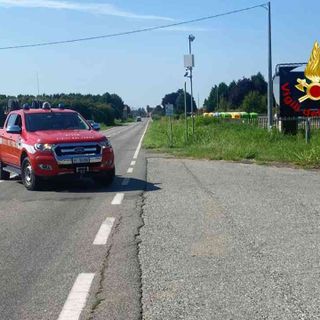 Furgone in fiamme nel piazzale di un'azienda