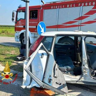 Scontro tra due auto, coinvolti 4 adulti e un bambino