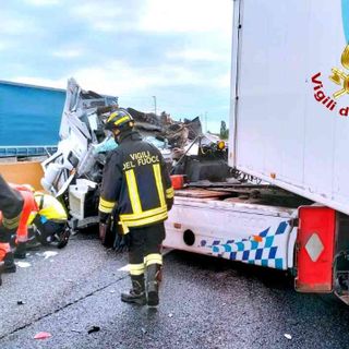 Scontro tra due tir, un ferito grave e autostrada chiusa
