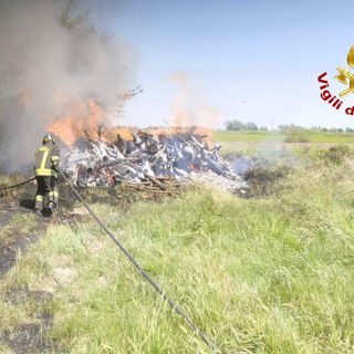 Incendio in cascina, intervento dei Vigili del fuoco