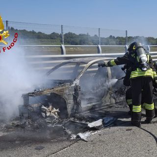 Auto in fiamme sulla A5