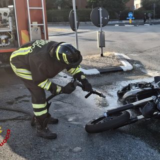 Perde il controllo della moto, un ferito