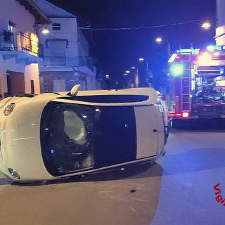 Scontro a Livorno Ferraris, una persona bloccata tra le lamiere