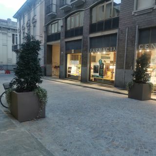 Niente più auto nel primo tratto di via Laviny