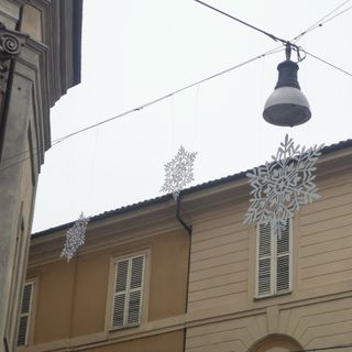 Il caro energia spegne le luci di Natale. I commercianti cercano un'altra soluzione