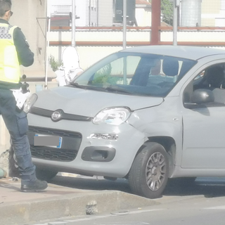 Incidente tra via Massaua e via Derna: vettura abbatte il semaforo