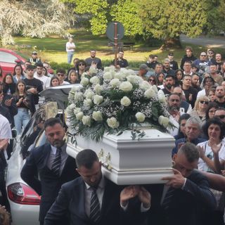 «Te ne sei andato e di te ci mancherà tutto»: lacrime, TikTok e il lutto dei ragazzi per Kevin Laganà, 22 anni