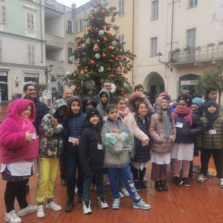 Piazza dei Pesci: i bambini addobbano #l'alberoditutti - FOTO