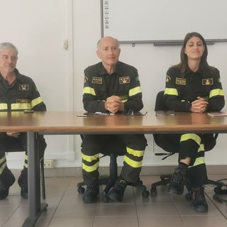 Il comandante Giacalone, al centro