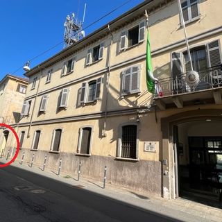 Ruba una bici incatenata a pochi metri dalla caserma del Carabinieri