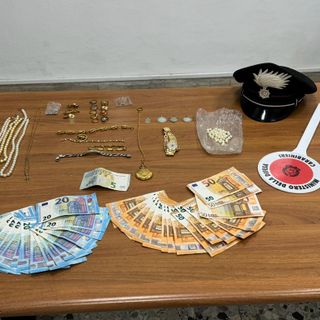 Beccato con 1500 euro e i gioielli sottratti a un'anziana: in arresto un "falso postino"