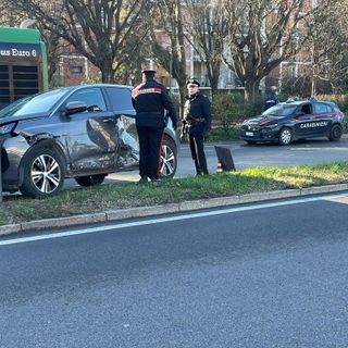 Rubano una borsa in un parcheggio a Santhià e si danno alla fuga: l'inseguimento si conclude a Milano - FOTO