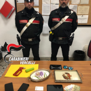 Razzia notturna in 12 auto parcheggiate in corso Palestro: fermato con la refurtiva mentre tenta di entrare allo Scientifico