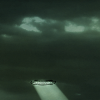 Sopra la mia testa un Ufo, illuminato da luci gialle e blu