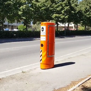 Scatole arancioni con autovelox dentro