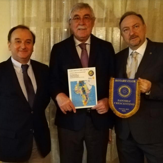 Il presidente del Rotary Santhia-Crescentino Agostino Pino (al centro), il past presidente Livio Autino e il presidente di Ipsia Vercelli espongono la targa che sarà affissa alla Estrela do Mar