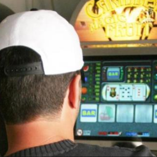 Le priorità sono vaccini, lavoro e riaperture, non il gioco d’azzardo