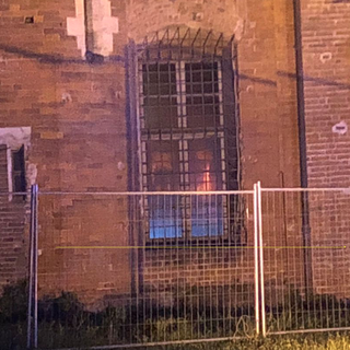 Il fuoco oltre le vetrate (foto Camilla)