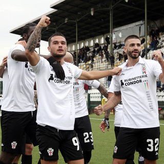 Della Morte attorniato dai compagni dopo il gol (F. LUSSOSO)