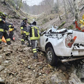 Uomo di 52 anni perde la vita cadendo con l'auto in un dirupo