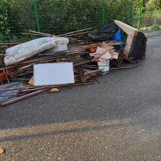 Rifiuti abbandonati al Villaggio Cravo: videocamere in azione e maggiori controlli