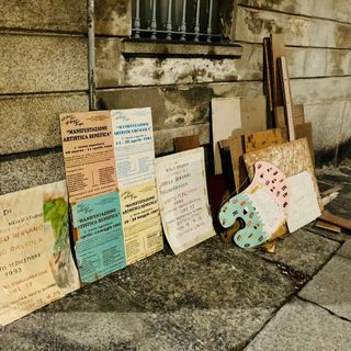 Manifesti e vecchi cartelloni: abbandoni "artistici" nelle vie del centro