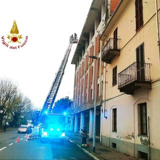 Cornicione pericolante: Vigili del Fuoco al lavoro in corso Gastaldi