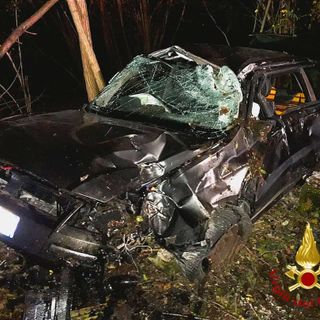 Fuori strada in una zona impervia: auto distrutta